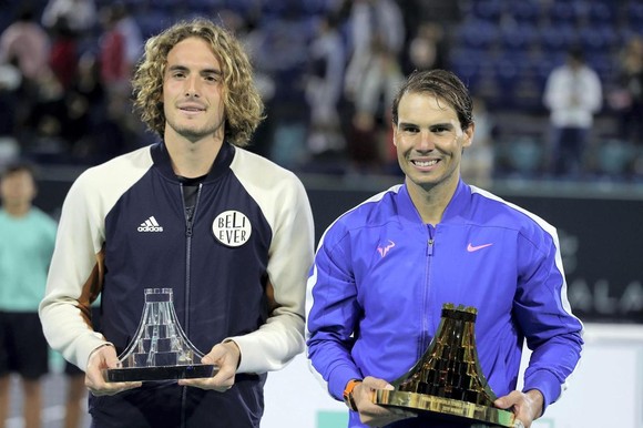 Nadal (phải) đánh bại Tsitsipas để vô địch Mubadala World Tennis Championship lần thứ 5