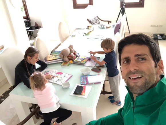 Novak Djokovic: Hãy cách ly ở trong nhà và giúp đỡ những người ở tuyến đầu chống dịch ảnh 1