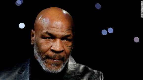 Holyfield quay lại tập luyện ở tuổi… 57, nhưng tỏ ra chậm chạp hơn Tyson, ông bầu White khuyên Tyson: “Ông đừng làm vậy ở tuổi 53!” ảnh 1
