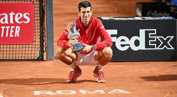 Novak Djokovic và chiếc cúp vô địch Italian Open 2020