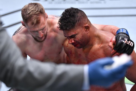 Alexander Volkov kể sự thật rùng rợn ở UFC Vegas 18:  Nghe thấy Alistair Overeem thở khò khè sau khi ăn quyền đổ máu ảnh 3