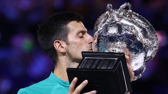 Djokovic hôn chiếc cú vô địch Australian Open 2021
