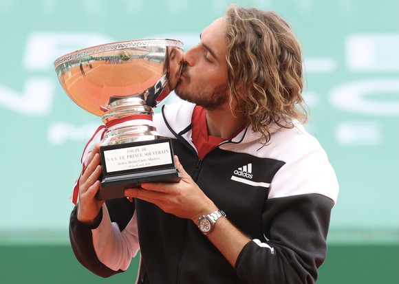 Tsitsipas hôn chiếc cúp vô địch Monte Carlo Masters