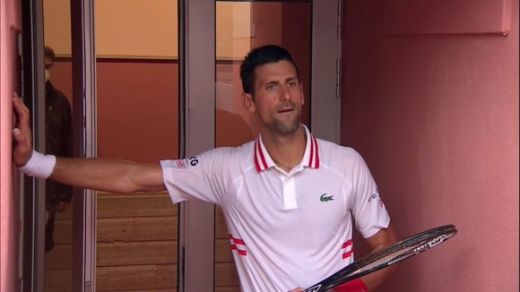 Nổi nóng với trọng tài vì trời mưa, Djokovic vẫn vượt qua được Fritz ảnh 1
