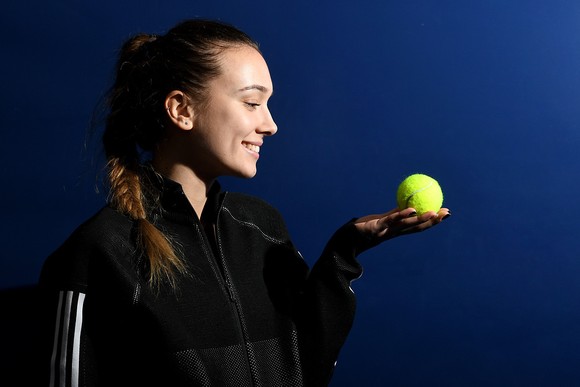 Sara Cakarevic: Tay vợt cực xinh cười ra nước mắt vì kiếm 2 euro khi tham gia giải ITF ảnh 1