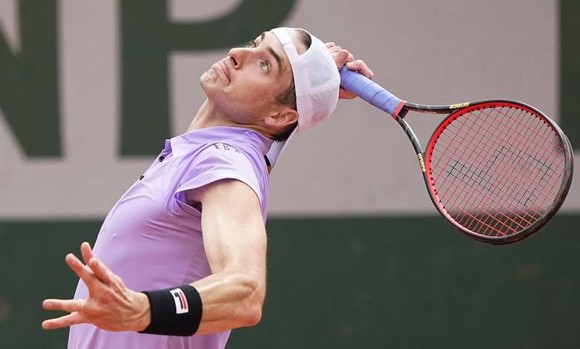 Roland Garros: Tsitsipas sẽ đấu “Tòa tháp nước Mỹ”, Medvedev “viết tiếp lịch sử trong bóng tối lạnh giá” ảnh 2