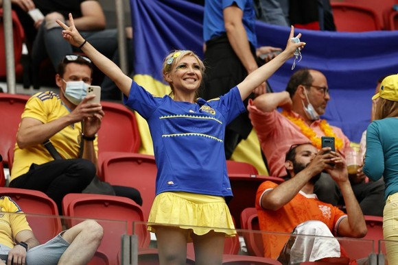 Sắc màu CĐV Ukraine và "Vàng - Xanh mạnh hơn Sbornaya" ảnh 2