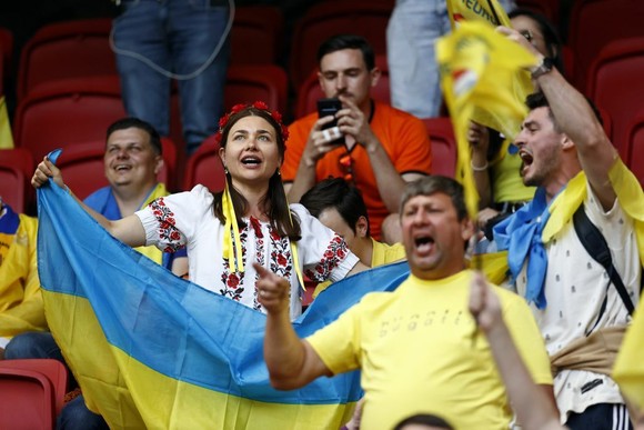 Sắc màu CĐV Ukraine và "Vàng - Xanh mạnh hơn Sbornaya" ảnh 3