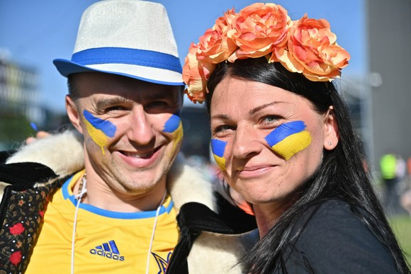 Sắc màu CĐV Ukraine và "Vàng - Xanh mạnh hơn Sbornaya" ảnh 11
