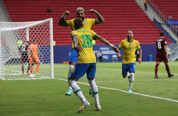 Barbosa ăn mừng cùng Neymar sau khi ghi bàn thắng thứ 3 cho Brazil