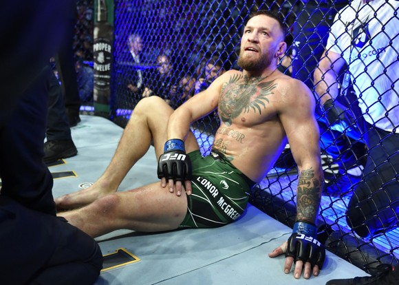 UFC 264: “Gã điên Ailen” Conor McGregor gãy mắt cá vì đặt sai chân trụ, Dustin Poirier thắng KO kỹ thuật  ảnh 2