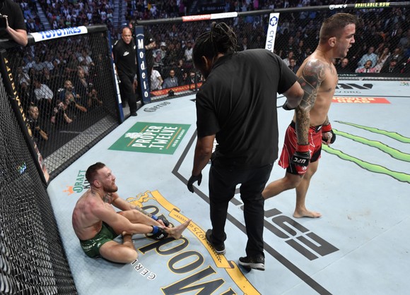 UFC 264: “Gã điên Ailen” Conor McGregor gãy mắt cá vì đặt sai chân trụ, Dustin Poirier thắng KO kỹ thuật  ảnh 3