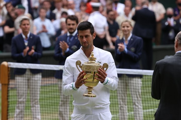 Djokovic và chiếc cúp vô địch Wimbledon