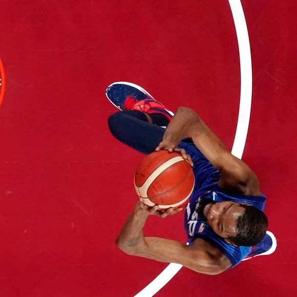 “Vua ghi điểm” Kevin Durant tiếp tục ghi 29 điểm, giúp tuyển bóng rổ Mỹ đánh bại Tây Ban Nha 95-81 ảnh 1