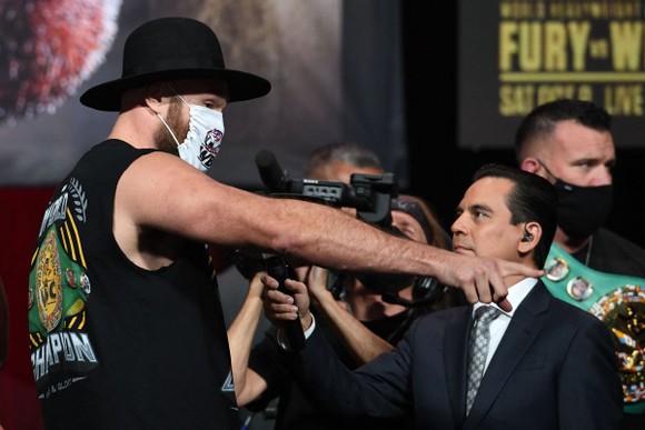 Tyson Fury vs Deontay Wilder III: Fury “giận dữ” nặng đến 125 kg, Wilder “áo giáp” cảm thấy… khêu gợi ảnh 3