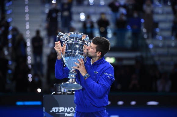 Djokovic hôn chiếc Cúp số 1 thế giới cuối mùa