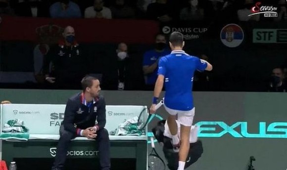 Davis Cup Finals: Borna Gojo tỏa sáng đưa Croatia vào chung kết, Novak Djokovic giận dữ đá túi vợt ảnh 2