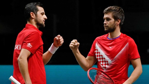 Davis Cup Finals: Borna Gojo tỏa sáng đưa Croatia vào chung kết, Novak Djokovic giận dữ đá túi vợt ảnh 1