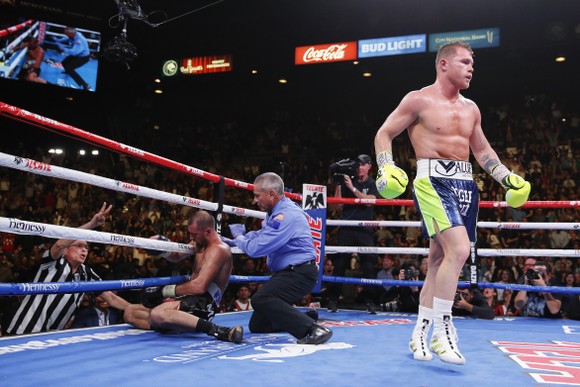 Sergey “Krusher” Kovalev: Từng thua sấp mặt Canelo Alvarez, vẫn đòi tái chiến và “đá đít” anh này ảnh 1