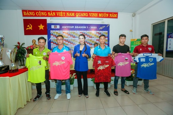 Trưởng BTC Lã Thiên Cầm công bố áo đấu với các lãnh đội tham dự giải