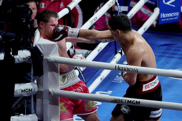 Canelo Alvarez vs Dmitri Bivol: Võ sĩ người Nga thắng sốc, nhưng thật sự quá mạnh so với “Đệ nhất quyền thủ” ảnh 1