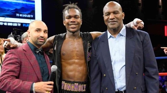 Con trai Evander Holyfield thua KO sấp mặt, em trai Kubrat Pulev mượn găng “Máy nghiền” vẫn thất bại ảnh 1
