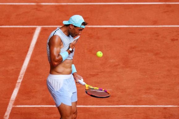Roland Garros: Rafael Nadal "thử" chấn thương trong buổi tập đầu, Carlos Alcaraz đau nỗi đau người anh lớn ảnh 2