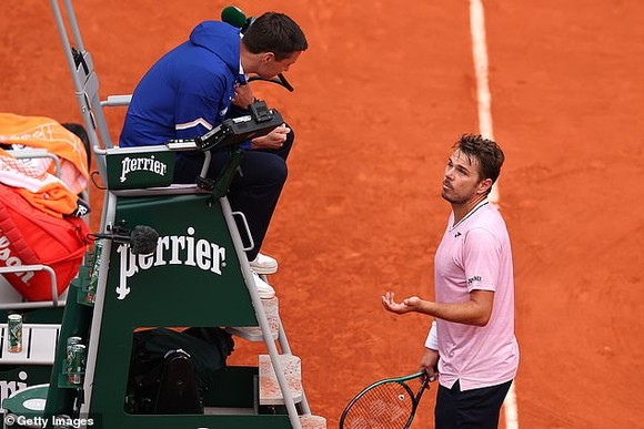 Roland Garros: Stan Wawrinka bị loại, tức giận la hét trọng tài vì “nước uống đóng băng” ảnh 1