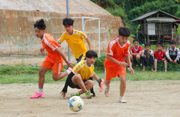 Dự án GUMBĐ & Chương trình thứ 15: Hành trình vượt 2.000 km - Gieo ước mơ bóng đá cho trẻ em vùng cao ảnh 5