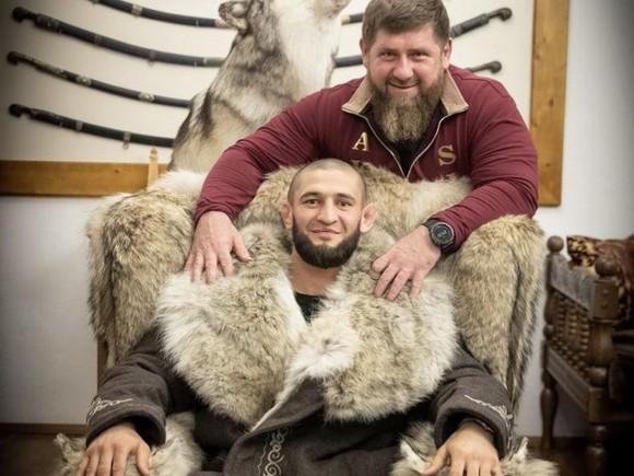 Chimaev ngồi cùng với Lãnh đạo Chechnya, ông Kadyrov