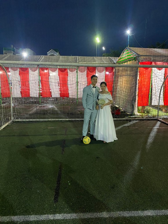 Cầu thủ futsal Chí Tiến: Nên duyên cùng nàng fan nữ xinh đẹp Hồng Nhung, đãi tiệc cưới sôi động trên… sân bóng ảnh 2