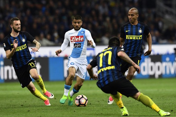 Lorenzo Insigne (Napoli) đi bóng giữa hàng thủ Inter. Ảnh Getty Images.