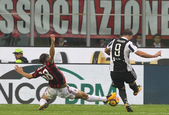Serie A, vòng 11: Higuain ghi bàn thứ 101, nhấn chìm AC Milan ảnh 1