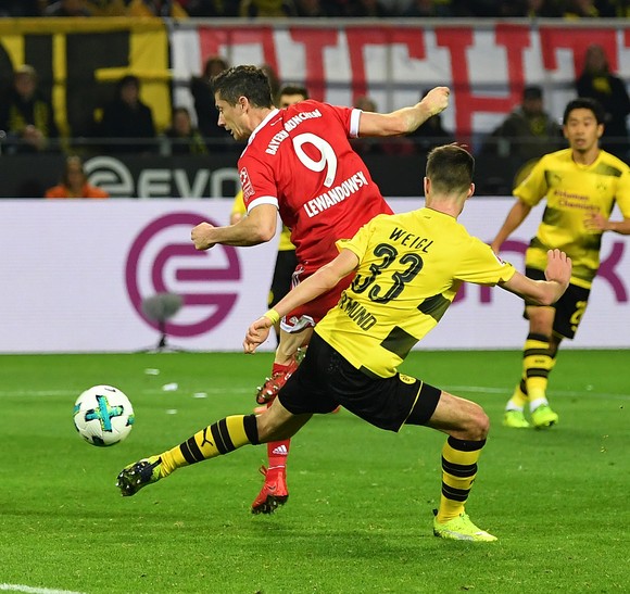 Quả đánh gót điệu nghhệ của tiền đạo Robert Lewandowski (Bayern Munich) vào lưới Dortmund. Ảnh Getty Images.