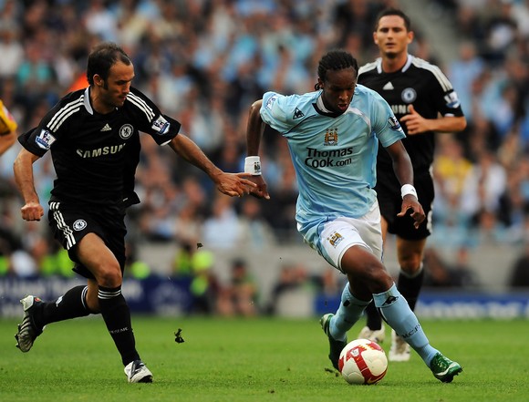 Robinho (phải, Manchester City) trong trận gặp Chelsea năm 2008. Ảnh: Getty Images. 