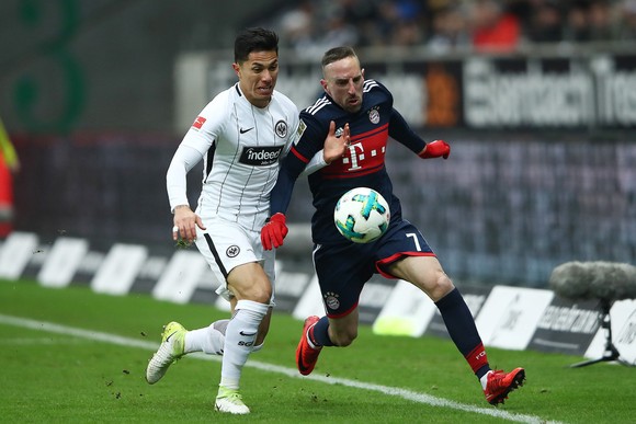 Franck Ribery (phải, Bayern) vượt qua hậu vệ Frankfurt. Ảnh Getty Images.