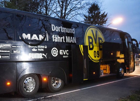 Chiếc xe bus của Dortmund  sau vụ nổ. Ảnh Getty Images.