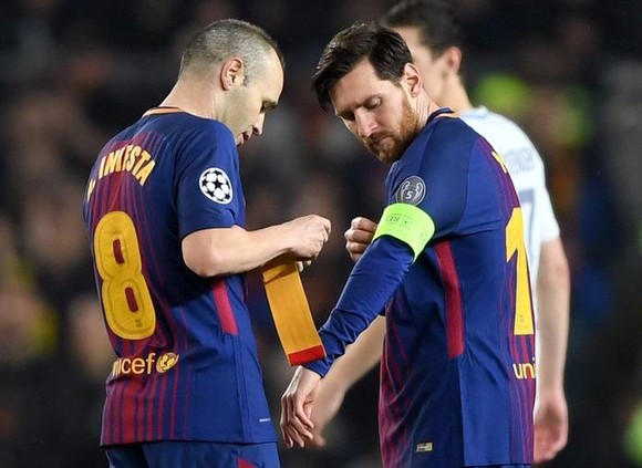Iniesta trao băng thủ quân lại cho Messi trong trận thắng Chelsea.
