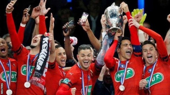 Các cầu thủ Rennes ăn mừng Cúp quốc gia Pháp