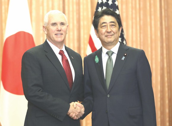 美國副總統彭斯與日本首相安倍晉三握手。（圖片來源：互聯網）