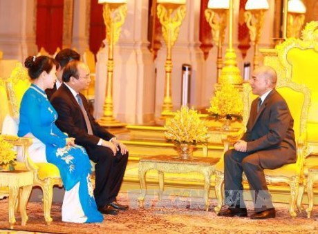 政府總理阮春福偕夫人在皇宮進見了柬埔寨國王諾羅敦‧西哈莫尼。（圖片來源：互聯網）