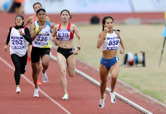 Đội tuyển Việt Nam đã có chiến thắng nội dung 800m nữ trong ngày tranh tài. Ảnh: DŨNG PHƯƠNG