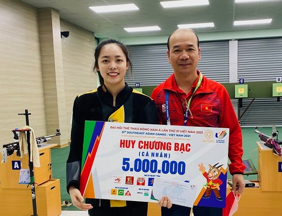 Thanh Thảo đã giành HCB đầu tiên cho bắn súng Việt Nam tại SEA Games 31 và được lãnh đạo Đoàn thể thao thưởng nóng ngay tại trường bắn. Ảnh: MINH CHIẾN