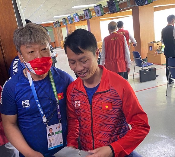 Giành HCV SEA Games 31, xạ thủ Trần Quốc Cường xúc động tặng thành tích cho bố ảnh 2