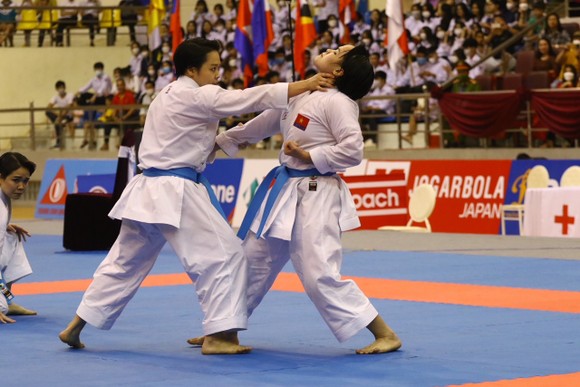 Các cô gái karate biểu diễn tung quyền giành HCV ảnh 1