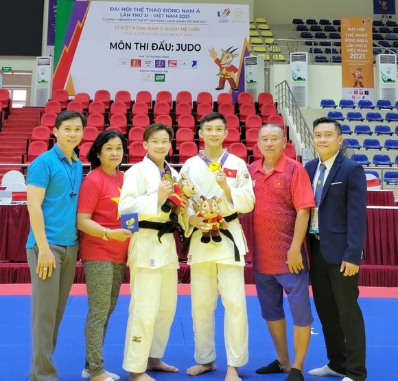Thanh Thủy và em trai Hoàng Thành cùng giành HCV tại SEA Games 31. Ảnh: THANH THỦY