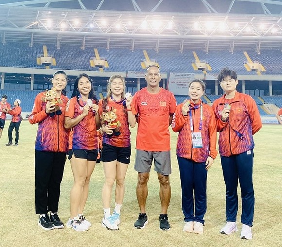 Hoàng Dư Ý (ngoài cùng bên phải) sẽ đại diện cho điền kinh Việt Nam thi đấu giải trẻ thế giới 2022 vào tháng 8 này. Ảnh: TỐ NGA