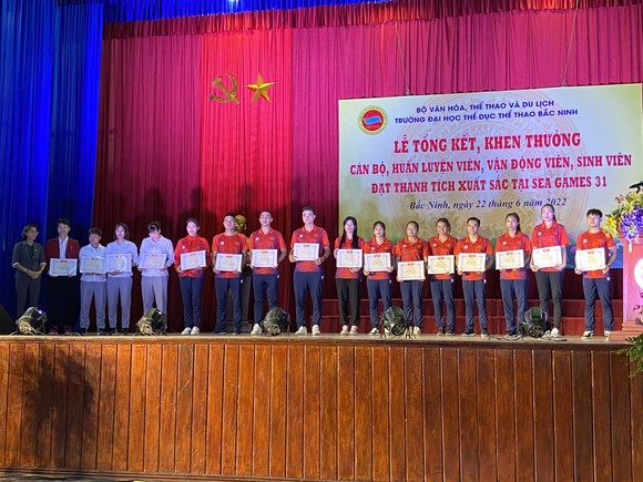 Các tuyển thủ sinh viên của Đại học TDTT Bắc Ninh được vinh danh ở ngày 22-6. Ảnh: MINH CHIẾN