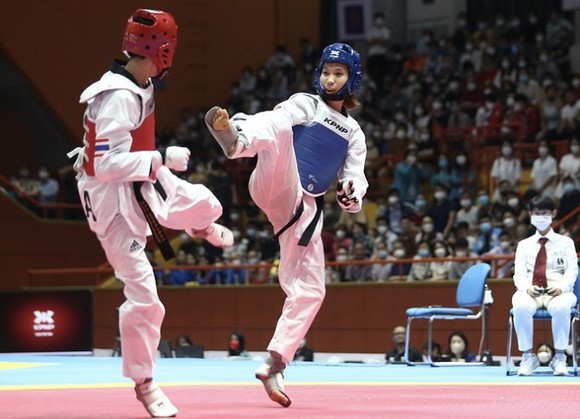 Kim Tuyền (giáp xanh) và đội taekwondo Việt Nam thi đấu nỗ lực nhưng không có kết quả cao tại giải vô địch châu Á 2022. Ảnh: D.P