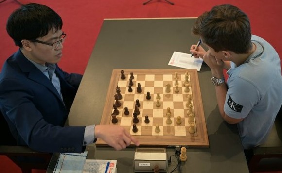 Lê Quang Liêm và đối thủ hòa nhau tạiv án cuối giải Biel (Thụy Sĩ) nội dung cờ tiêu chuẩn. Ảnh: BCF